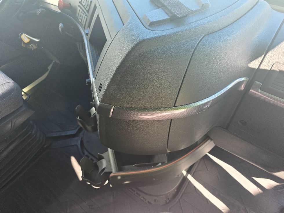 Sleeper Tractor-Heavy Duty Tractors-Volvo-2019-VNL64760-Atlanta (Conyers)-GA-572,796\n\t\tmiles-$ 60,500 - Image 12