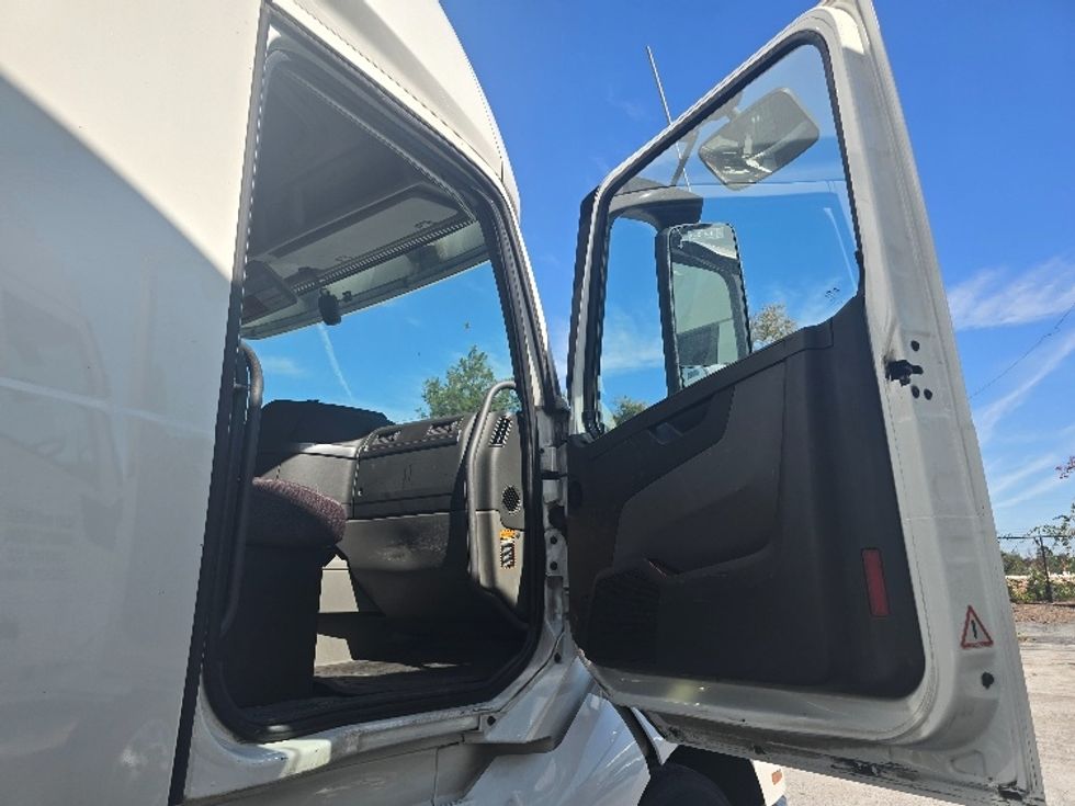 Sleeper Tractor-Heavy Duty Tractors-Volvo-2019-VNL64760-Atlanta (Conyers)-GA-572,796\n\t\tmiles-$ 60,500 - Image 14