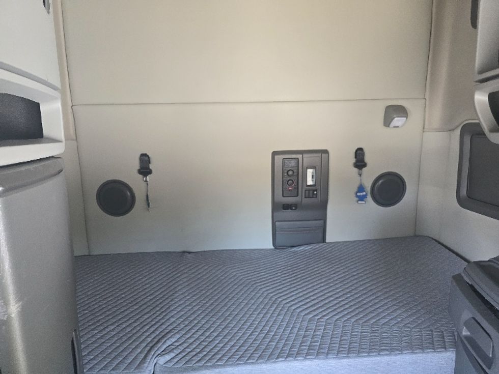 Sleeper Tractor-Heavy Duty Tractors-Volvo-2019-VNL64760-Atlanta (Conyers)-GA-572,796\n\t\tmiles-$ 60,500 - Image 16