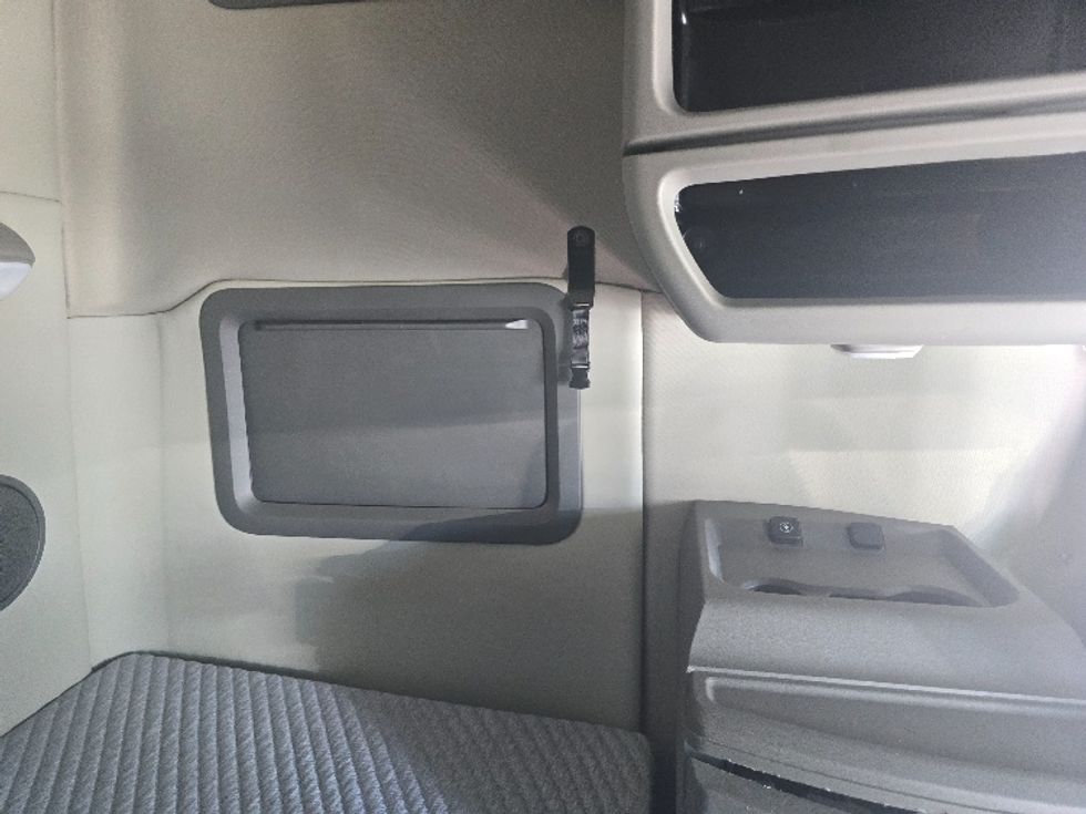 Sleeper Tractor-Heavy Duty Tractors-Volvo-2019-VNL64760-Atlanta (Conyers)-GA-572,796\n\t\tmiles-$ 60,500 - Image 18