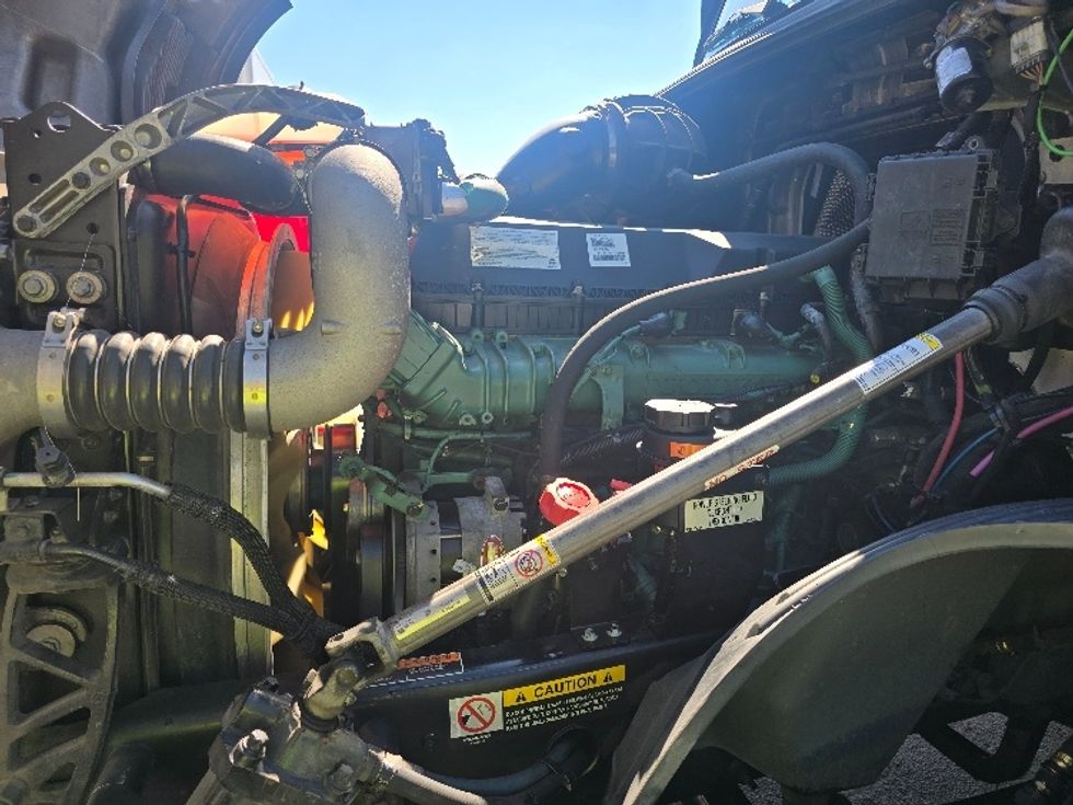 Sleeper Tractor-Heavy Duty Tractors-Volvo-2019-VNL64760-Atlanta (Conyers)-GA-572,796\n\t\tmiles-$ 60,500 - Image 21