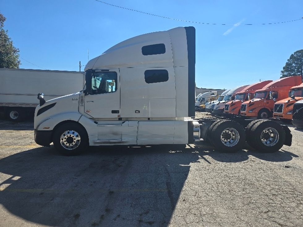 Sleeper Tractor-Heavy Duty Tractors-Volvo-2019-VNL64760-Atlanta (Conyers)-GA-572,796\n\t\tmiles-$ 60,500 - Image 4