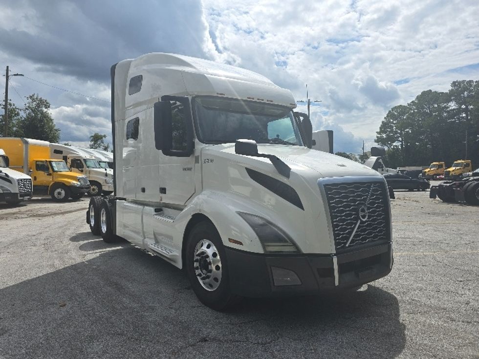Sleeper Tractor-Heavy Duty Tractors-Volvo-2019-VNL64760-Atlanta (Conyers)-GA-584,486\n\t\tmiles-$ 61,000 - Image 1