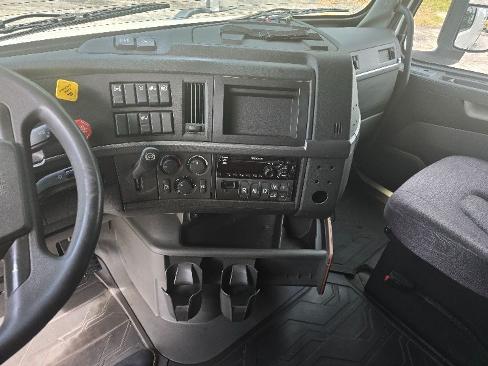 Sleeper Tractor-Heavy Duty Tractors-Volvo-2019-VNL64760-Atlanta (Conyers)-GA-584,486\n\t\tmiles-$ 61,000 - Image 12