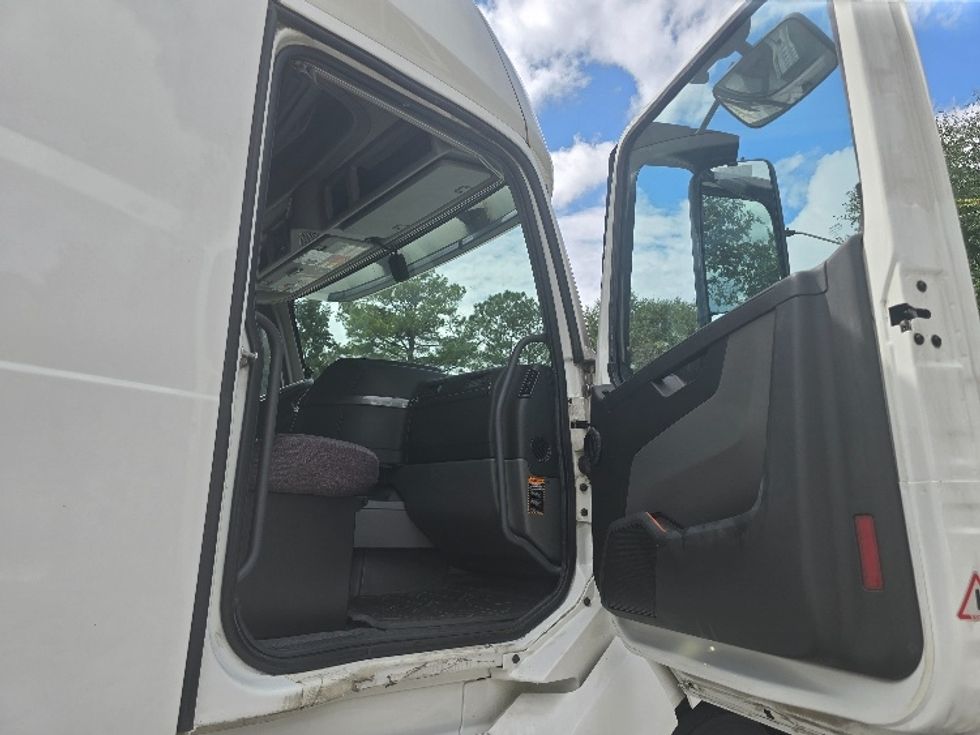 Sleeper Tractor-Heavy Duty Tractors-Volvo-2019-VNL64760-Atlanta (Conyers)-GA-584,486\n\t\tmiles-$ 61,000 - Image 13