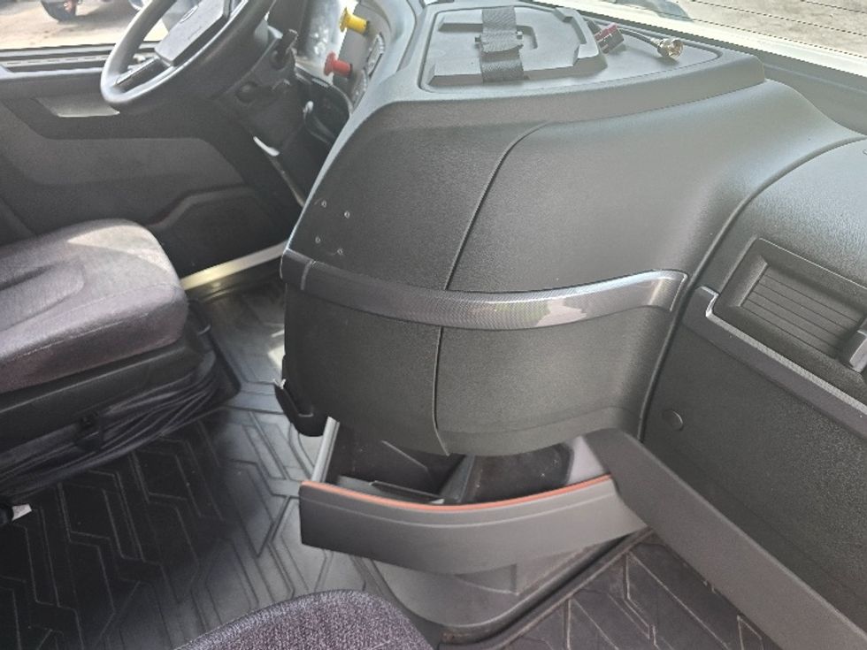 Sleeper Tractor-Heavy Duty Tractors-Volvo-2019-VNL64760-Atlanta (Conyers)-GA-584,486\n\t\tmiles-$ 61,000 - Image 15