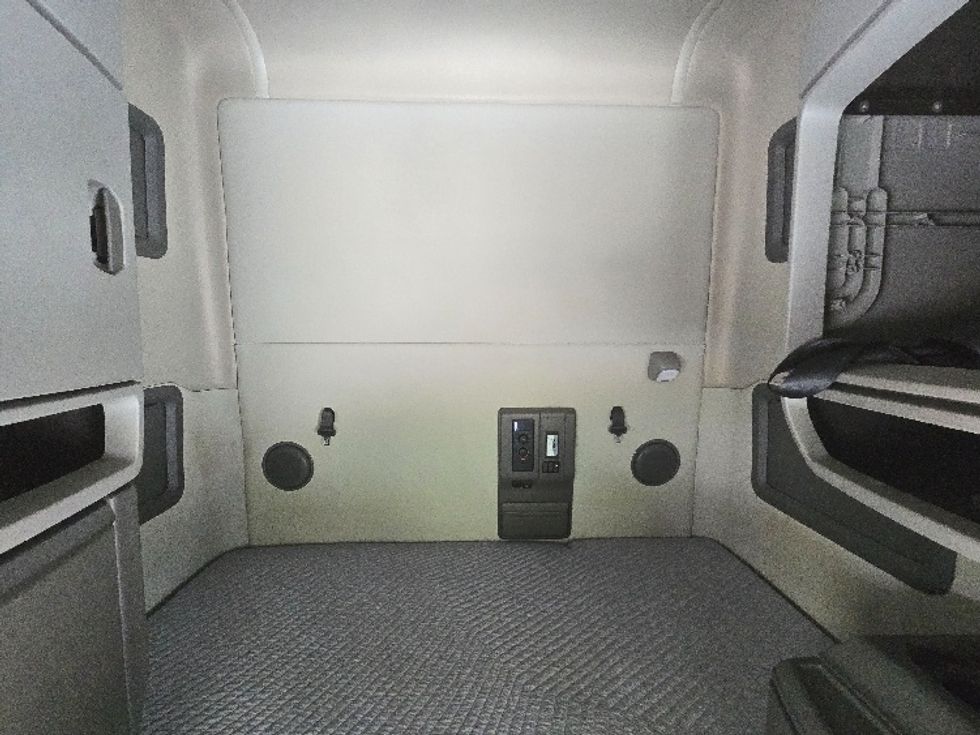 Sleeper Tractor-Heavy Duty Tractors-Volvo-2019-VNL64760-Atlanta (Conyers)-GA-584,486\n\t\tmiles-$ 61,000 - Image 16