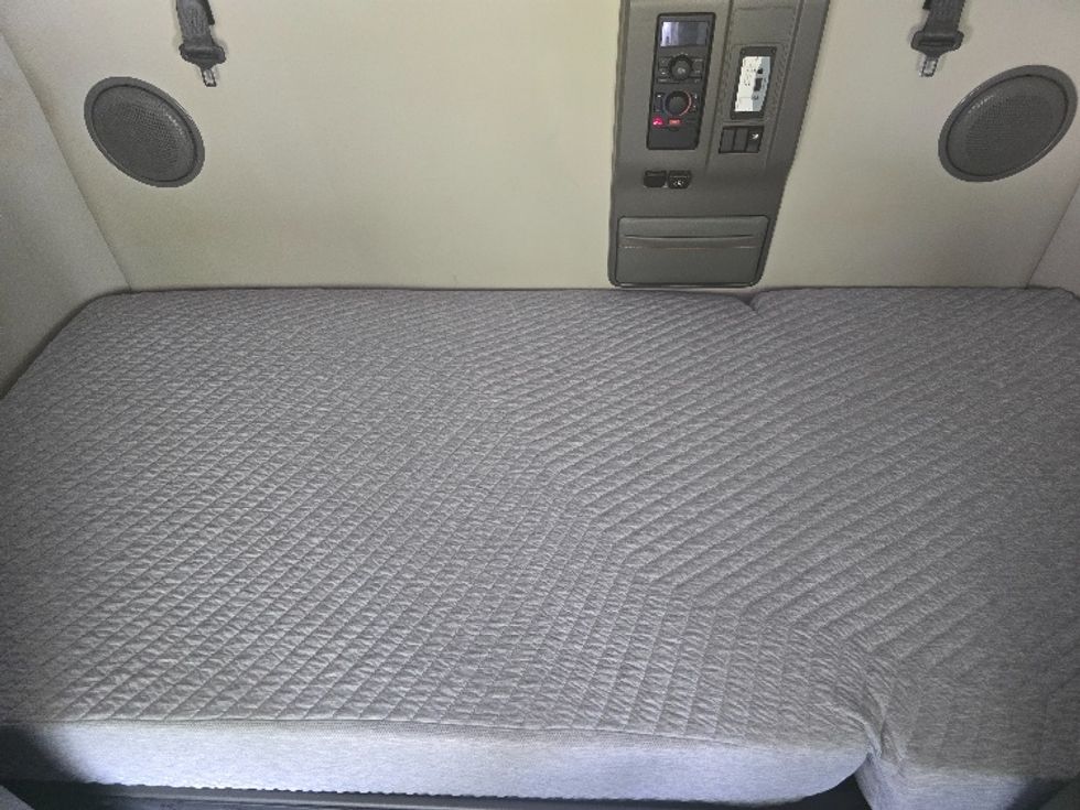 Sleeper Tractor-Heavy Duty Tractors-Volvo-2019-VNL64760-Atlanta (Conyers)-GA-584,486\n\t\tmiles-$ 61,000 - Image 17