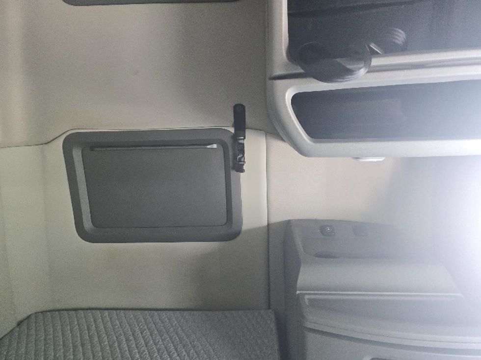 Sleeper Tractor-Heavy Duty Tractors-Volvo-2019-VNL64760-Atlanta (Conyers)-GA-584,486\n\t\tmiles-$ 61,000 - Image 18