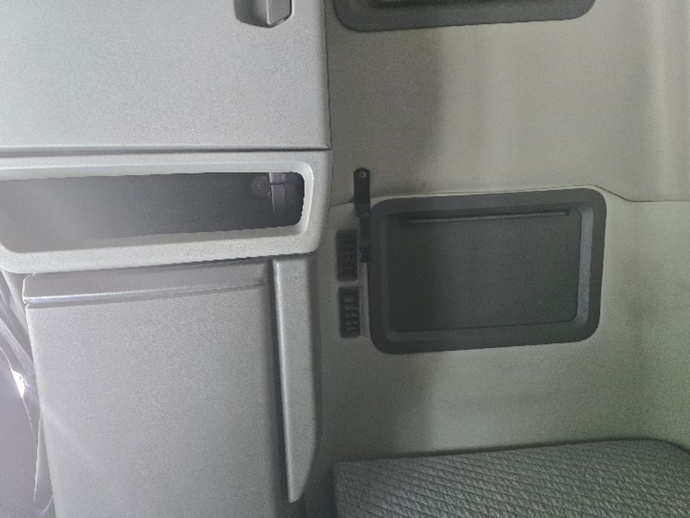 Sleeper Tractor-Heavy Duty Tractors-Volvo-2019-VNL64760-Atlanta (Conyers)-GA-584,486\n\t\tmiles-$ 61,000 - Image 19