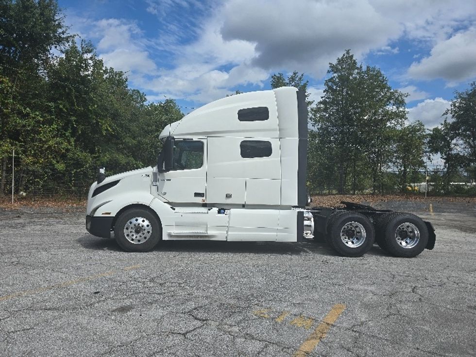 Sleeper Tractor-Heavy Duty Tractors-Volvo-2019-VNL64760-Atlanta (Conyers)-GA-584,486\n\t\tmiles-$ 61,000 - Image 4
