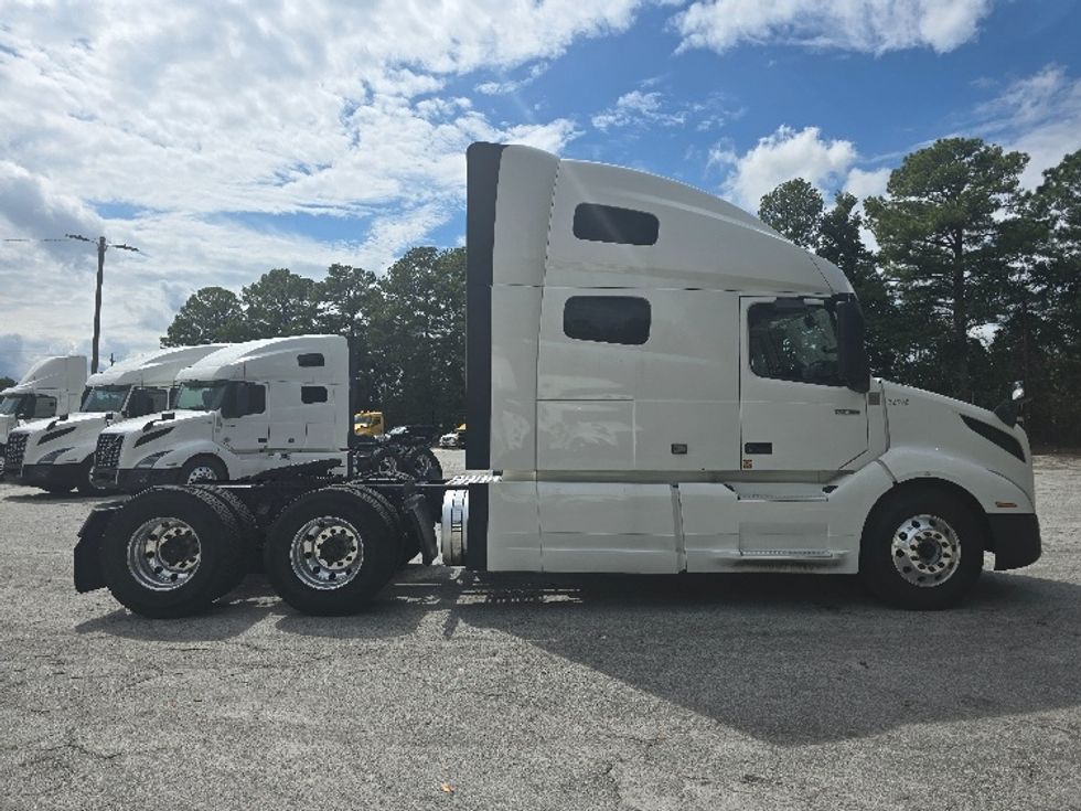 Sleeper Tractor-Heavy Duty Tractors-Volvo-2019-VNL64760-Atlanta (Conyers)-GA-584,486\n\t\tmiles-$ 61,000 - Image 8