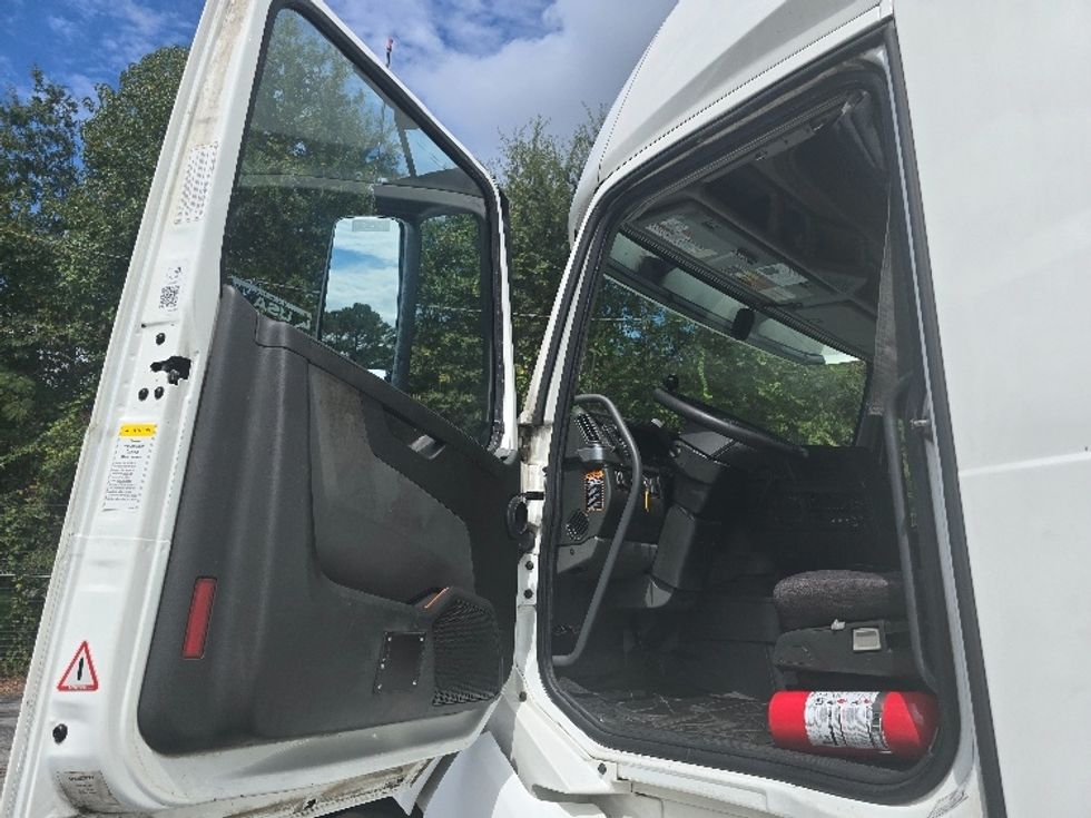 Sleeper Tractor-Heavy Duty Tractors-Volvo-2019-VNL64760-Atlanta (Conyers)-GA-584,486\n\t\tmiles-$ 61,000 - Image 9