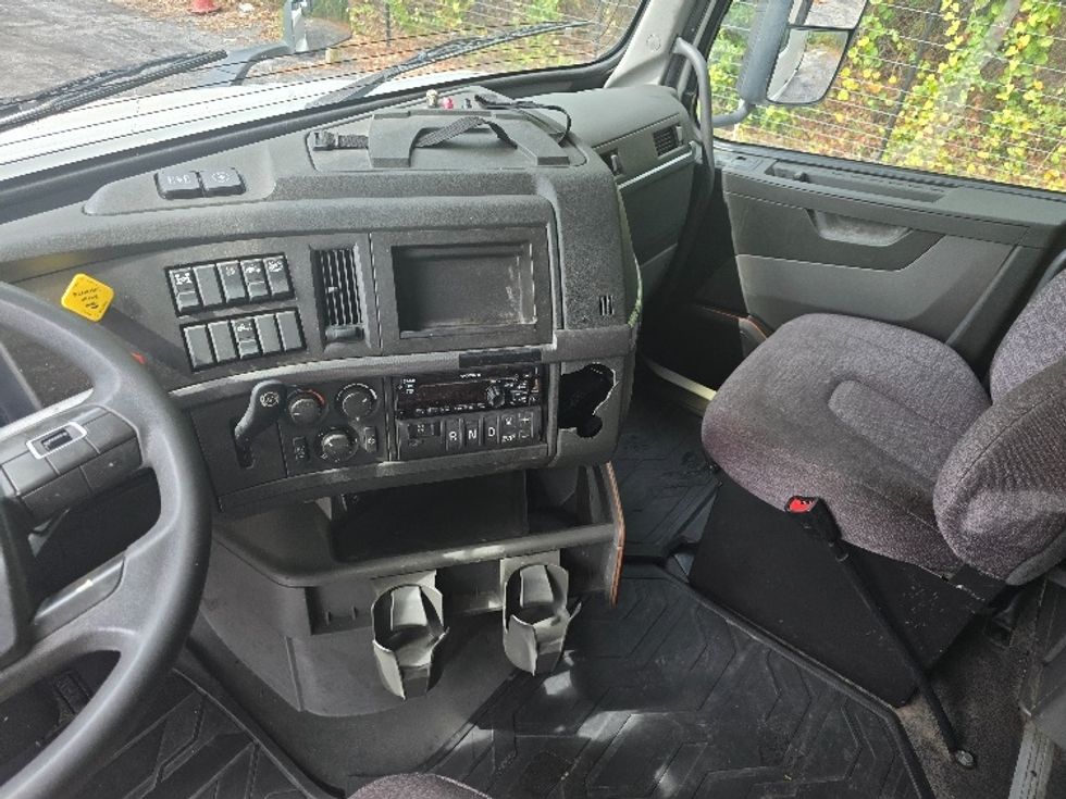 Sleeper Tractor-Heavy Duty Tractors-Volvo-2019-VNL64760-Atlanta (Conyers)-GA-605,737\n\t\tmiles-$ 59,750 - Image 12