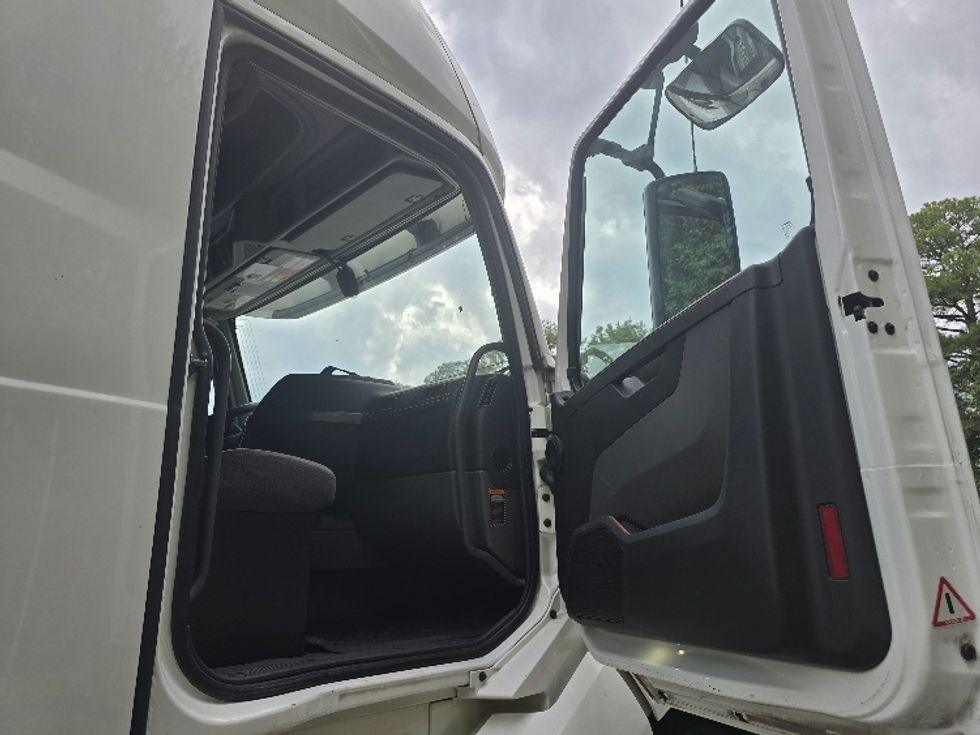 Sleeper Tractor-Heavy Duty Tractors-Volvo-2019-VNL64760-Atlanta (Conyers)-GA-605,737\n\t\tmiles-$ 59,750 - Image 13