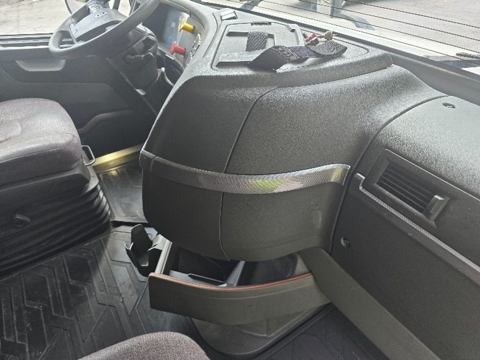 Sleeper Tractor-Heavy Duty Tractors-Volvo-2019-VNL64760-Atlanta (Conyers)-GA-605,737\n\t\tmiles-$ 59,750 - Image 15