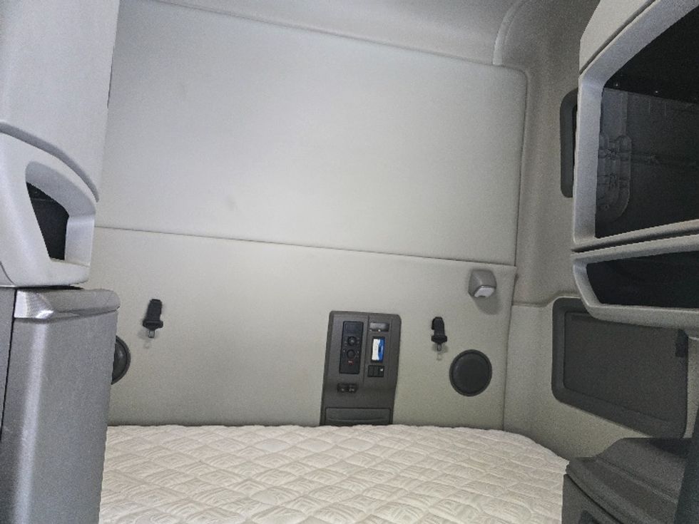 Sleeper Tractor-Heavy Duty Tractors-Volvo-2019-VNL64760-Atlanta (Conyers)-GA-605,737\n\t\tmiles-$ 59,750 - Image 16