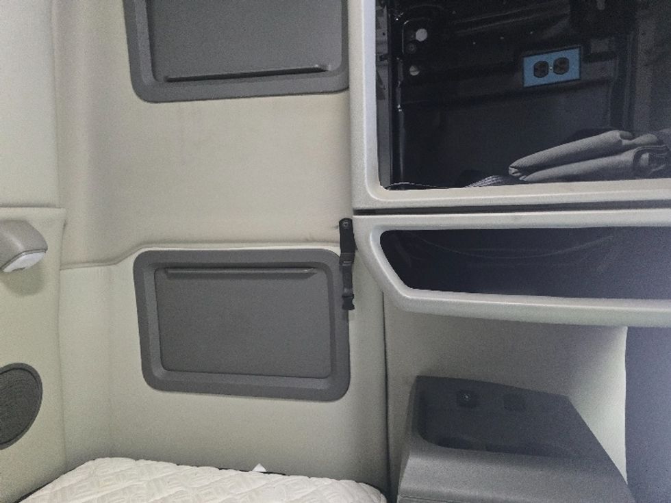 Sleeper Tractor-Heavy Duty Tractors-Volvo-2019-VNL64760-Atlanta (Conyers)-GA-605,737\n\t\tmiles-$ 59,750 - Image 18