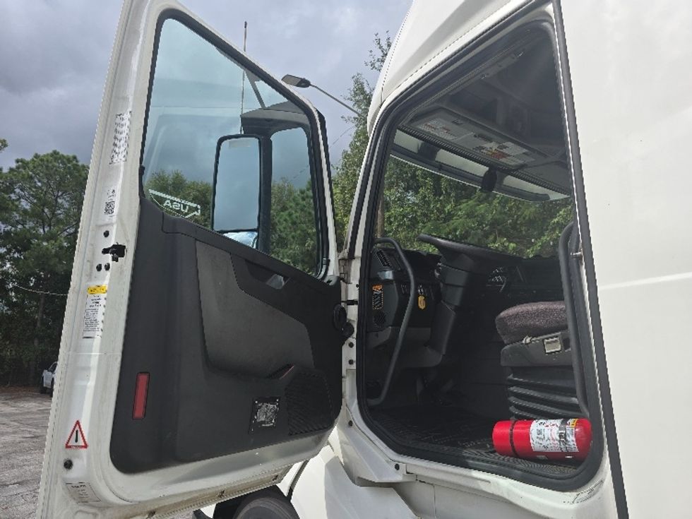 Sleeper Tractor-Heavy Duty Tractors-Volvo-2019-VNL64760-Atlanta (Conyers)-GA-605,737\n\t\tmiles-$ 59,750 - Image 9