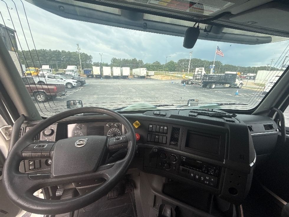 Sleeper Tractor-Heavy Duty Tractors-Volvo-2019-VNL64760-Atlanta (Conyers)-GA-617,175\n\t\tmiles-$ 52,750 - Image 11