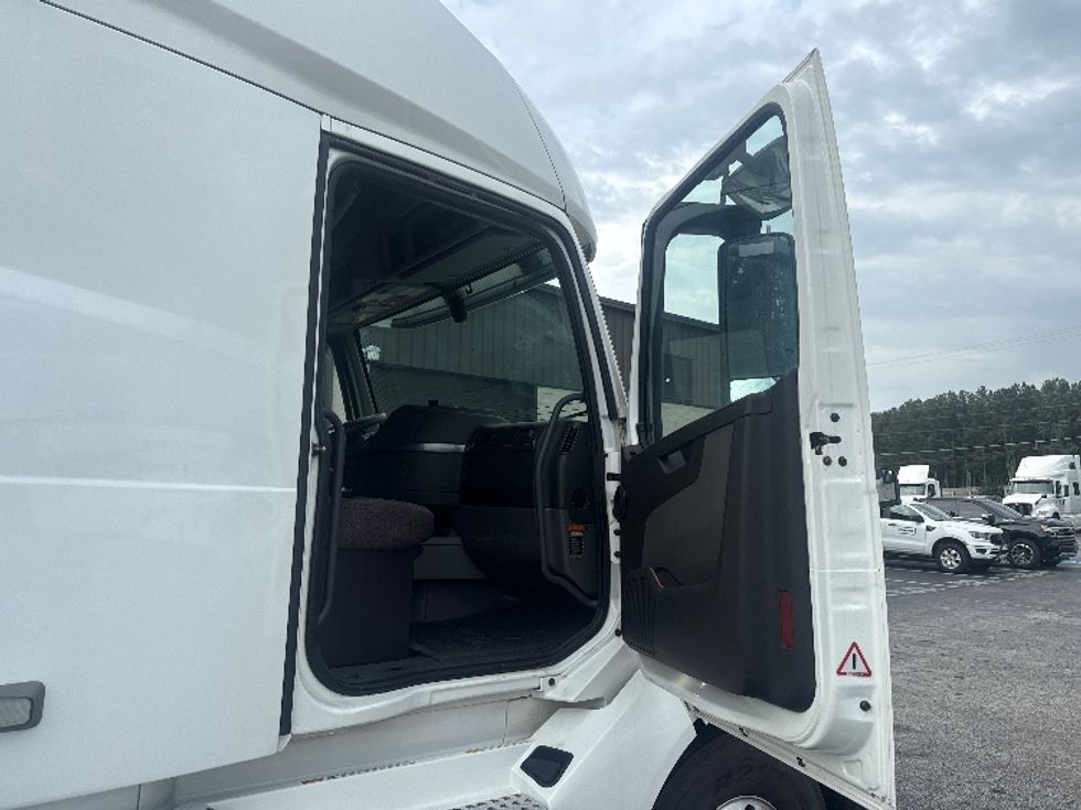 Sleeper Tractor-Heavy Duty Tractors-Volvo-2019-VNL64760-Atlanta (Conyers)-GA-617,175\n\t\tmiles-$ 52,750 - Image 13