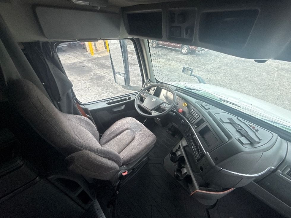 Sleeper Tractor-Heavy Duty Tractors-Volvo-2019-VNL64760-Atlanta (Conyers)-GA-617,175\n\t\tmiles-$ 52,750 - Image 15