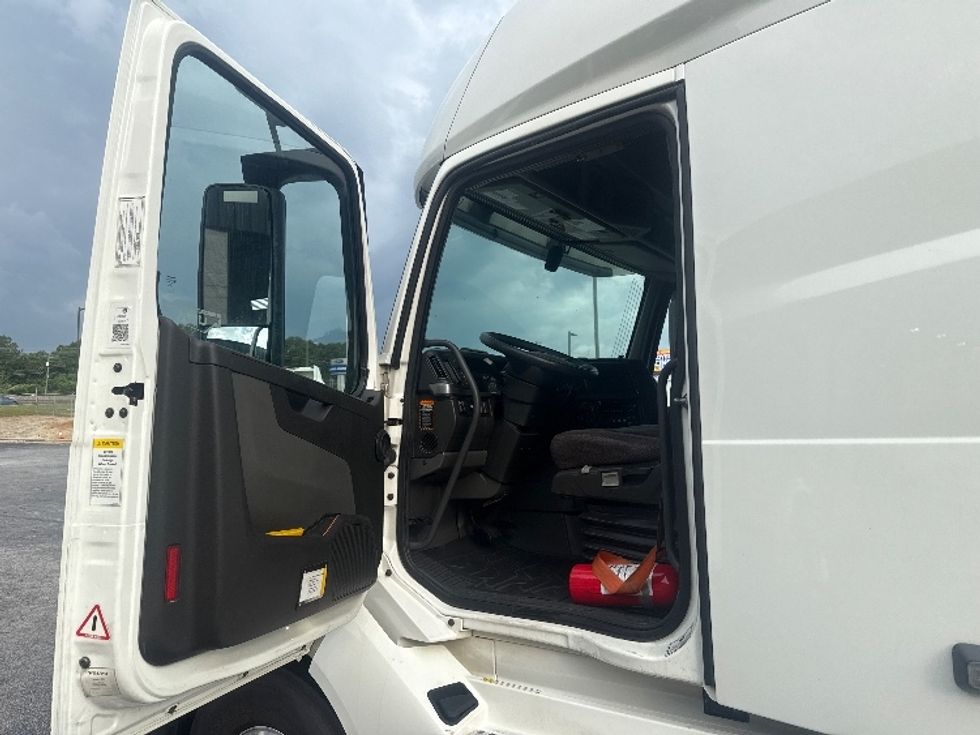 Sleeper Tractor-Heavy Duty Tractors-Volvo-2019-VNL64760-Atlanta (Conyers)-GA-617,175\n\t\tmiles-$ 52,750 - Image 9