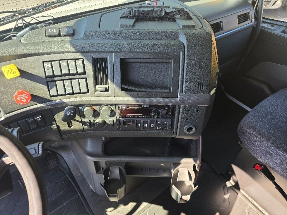 Sleeper Tractor-Heavy Duty Tractors-Volvo-2019-VNL64760-Atlanta (Conyers)-GA-626,327\n\t\tmiles-$ 57,500 - Image 12