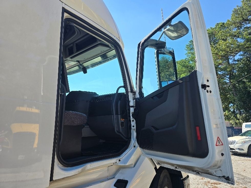 Sleeper Tractor-Heavy Duty Tractors-Volvo-2019-VNL64760-Atlanta (Conyers)-GA-626,327\n\t\tmiles-$ 57,500 - Image 13