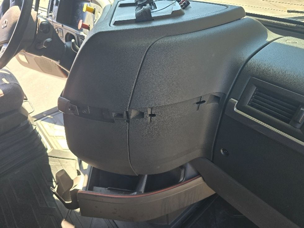 Sleeper Tractor-Heavy Duty Tractors-Volvo-2019-VNL64760-Atlanta (Conyers)-GA-626,327\n\t\tmiles-$ 57,500 - Image 15