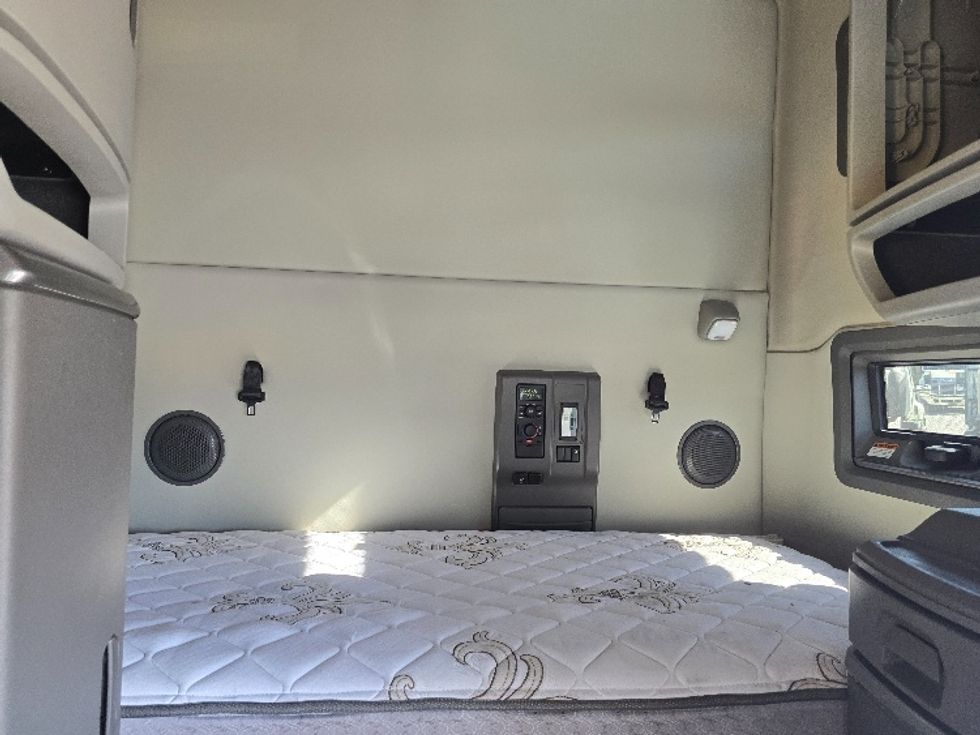 Sleeper Tractor-Heavy Duty Tractors-Volvo-2019-VNL64760-Atlanta (Conyers)-GA-626,327\n\t\tmiles-$ 57,500 - Image 16