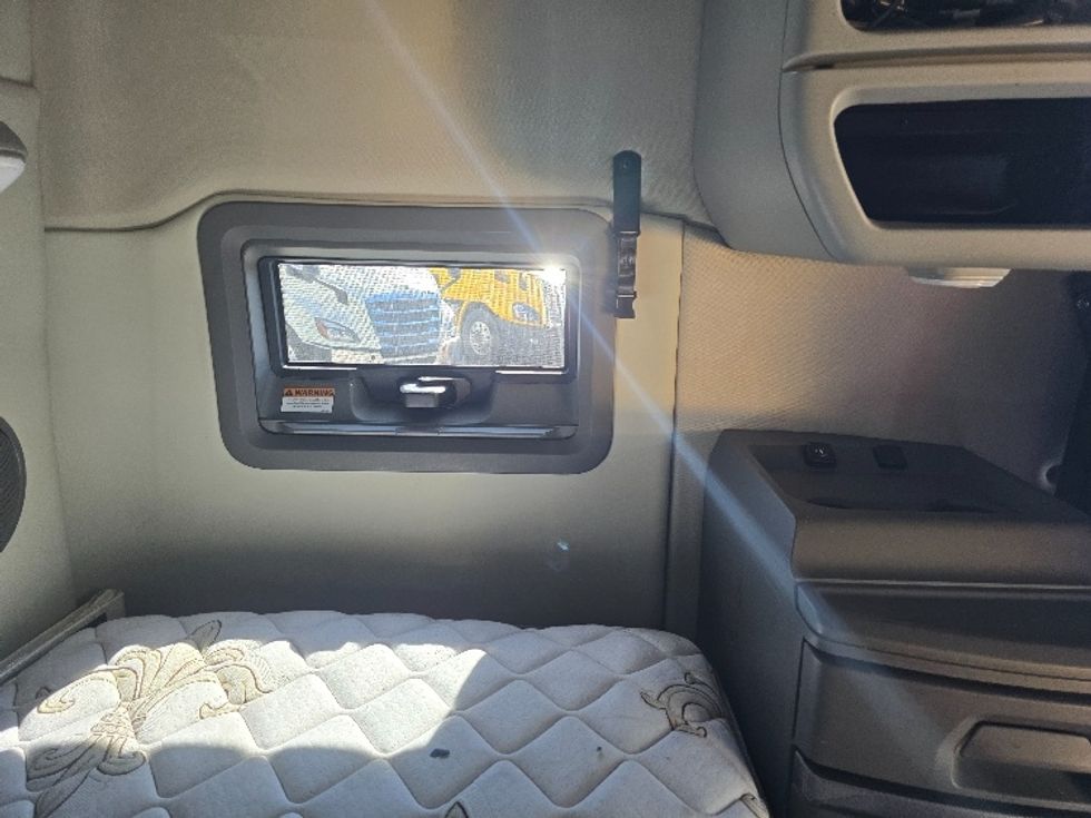 Sleeper Tractor-Heavy Duty Tractors-Volvo-2019-VNL64760-Atlanta (Conyers)-GA-626,327\n\t\tmiles-$ 57,500 - Image 18