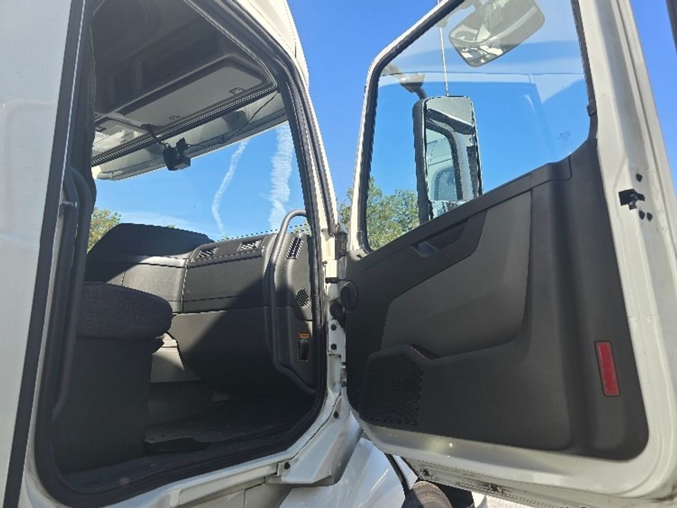 Sleeper Tractor-Heavy Duty Tractors-Volvo-2019-VNL64760-Atlanta (Conyers)-GA-630,002\n\t\tmiles-$ 56,500 - Image 11