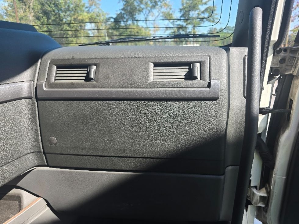 Sleeper Tractor-Heavy Duty Tractors-Volvo-2019-VNL64760-Atlanta (Conyers)-GA-630,002\n\t\tmiles-$ 56,500 - Image 12