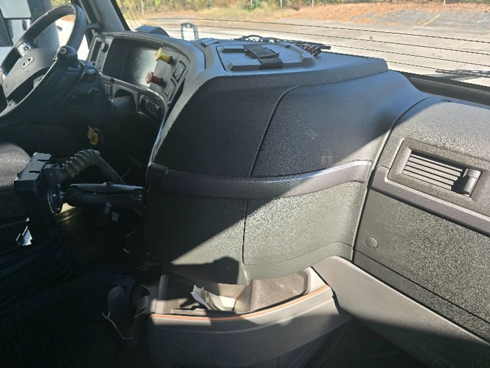 Sleeper Tractor-Heavy Duty Tractors-Volvo-2019-VNL64760-Atlanta (Conyers)-GA-630,002\n\t\tmiles-$ 56,500 - Image 13