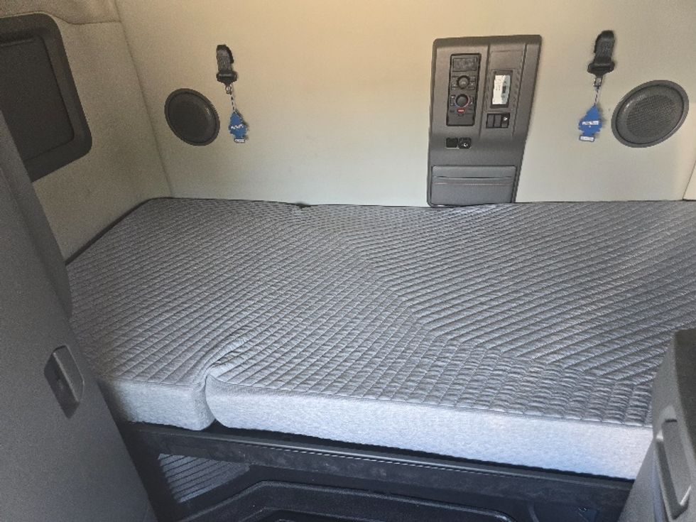 Sleeper Tractor-Heavy Duty Tractors-Volvo-2019-VNL64760-Atlanta (Conyers)-GA-630,002\n\t\tmiles-$ 56,500 - Image 14