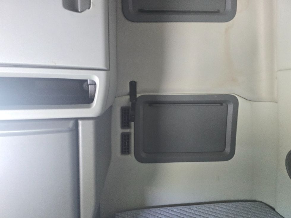 Sleeper Tractor-Heavy Duty Tractors-Volvo-2019-VNL64760-Atlanta (Conyers)-GA-630,002\n\t\tmiles-$ 56,500 - Image 19