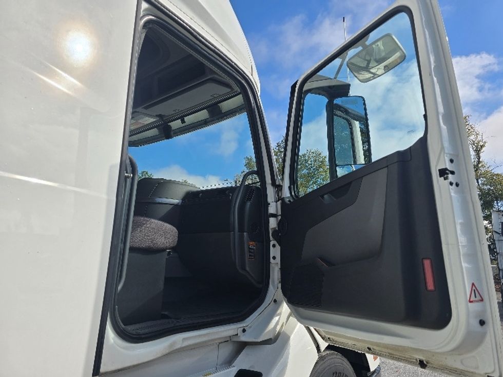 Sleeper Tractor-Heavy Duty Tractors-Volvo-2019-VNL64760-Atlanta (Conyers)-GA-650,044\n\t\tmiles-$ 55,250 - Image 13