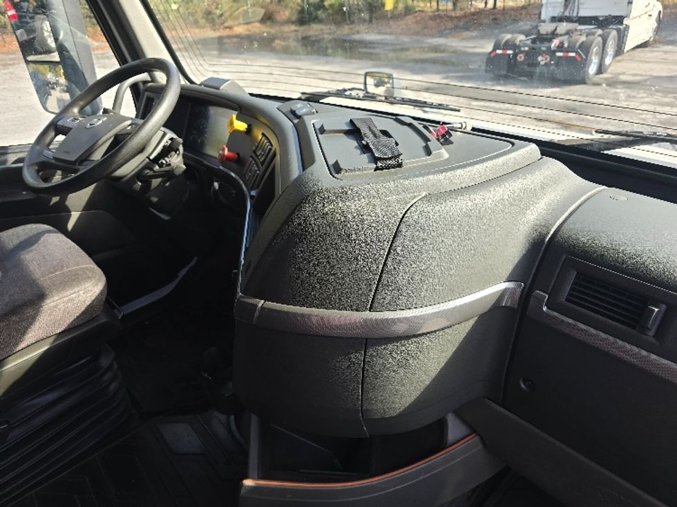 Sleeper Tractor-Heavy Duty Tractors-Volvo-2019-VNL64760-Atlanta (Conyers)-GA-650,044\n\t\tmiles-$ 55,250 - Image 15