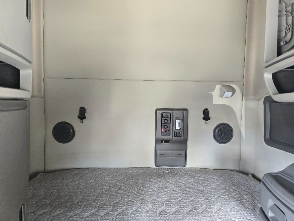 Sleeper Tractor-Heavy Duty Tractors-Volvo-2019-VNL64760-Atlanta (Conyers)-GA-650,044\n\t\tmiles-$ 55,250 - Image 16