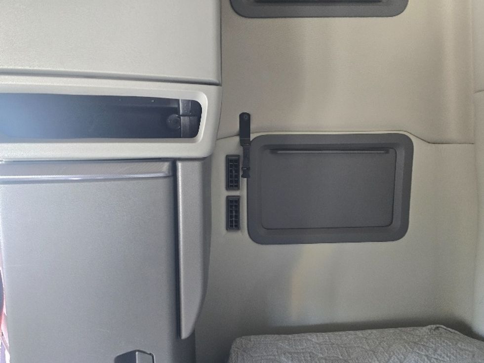 Sleeper Tractor-Heavy Duty Tractors-Volvo-2019-VNL64760-Atlanta (Conyers)-GA-650,044\n\t\tmiles-$ 55,250 - Image 19