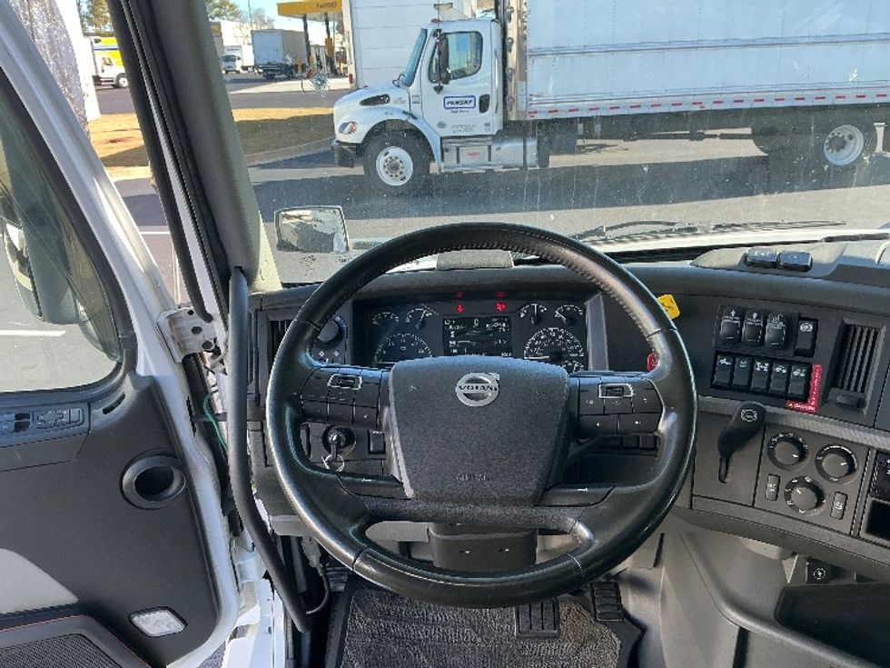 Sleeper Tractor-Heavy Duty Tractors-Volvo-2019-VNL64760-Atlanta (Forest Park)-GA-187,727\n\t\tmiles-$ 78,750 - Image 11