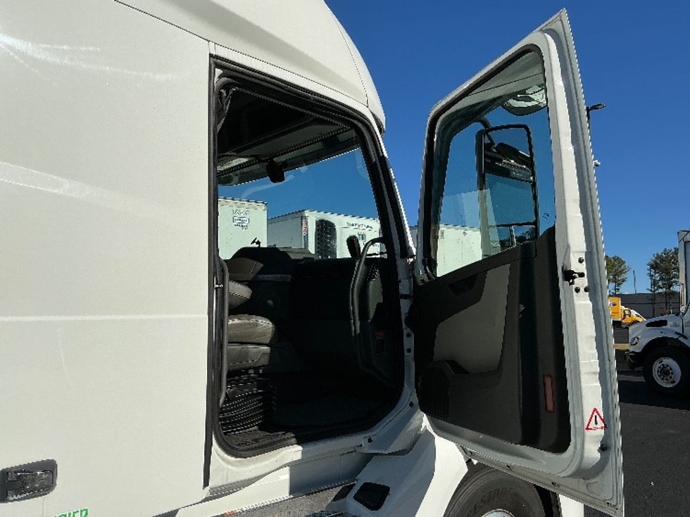 Sleeper Tractor-Heavy Duty Tractors-Volvo-2019-VNL64760-Atlanta (Forest Park)-GA-187,727\n\t\tmiles-$ 78,750 - Image 13