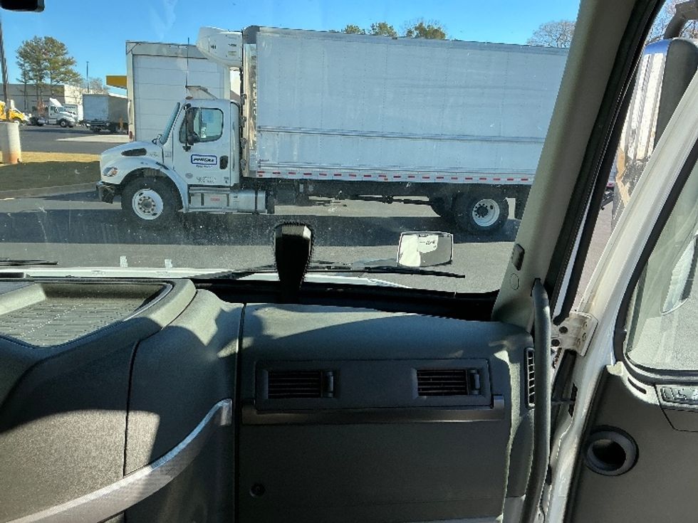 Sleeper Tractor-Heavy Duty Tractors-Volvo-2019-VNL64760-Atlanta (Forest Park)-GA-187,727\n\t\tmiles-$ 78,750 - Image 14