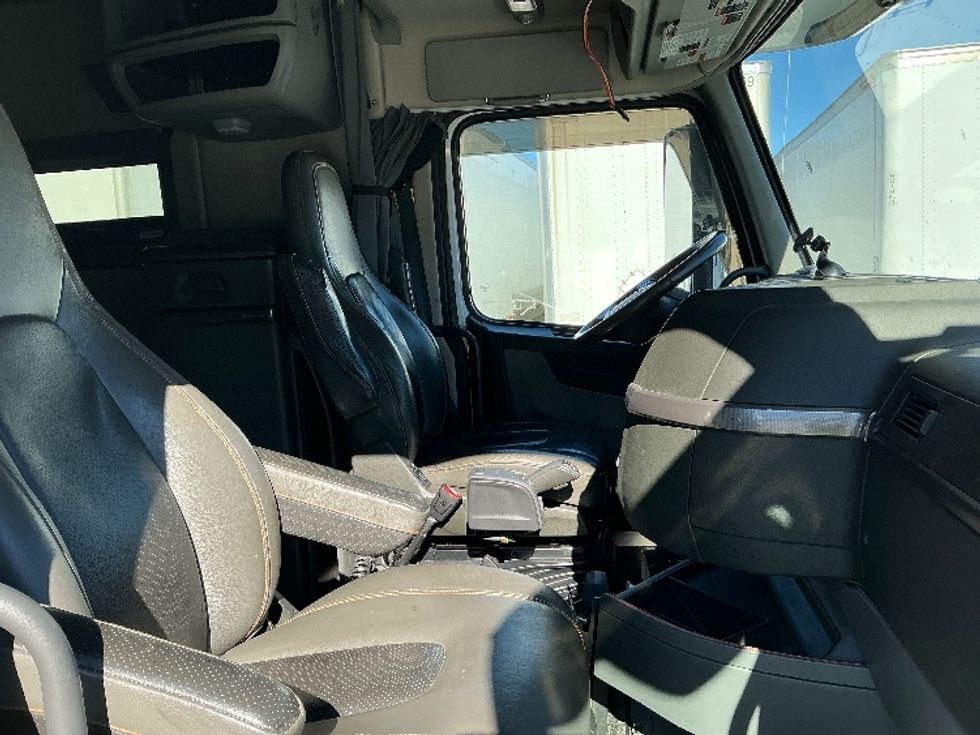 Sleeper Tractor-Heavy Duty Tractors-Volvo-2019-VNL64760-Atlanta (Forest Park)-GA-187,727\n\t\tmiles-$ 78,750 - Image 15