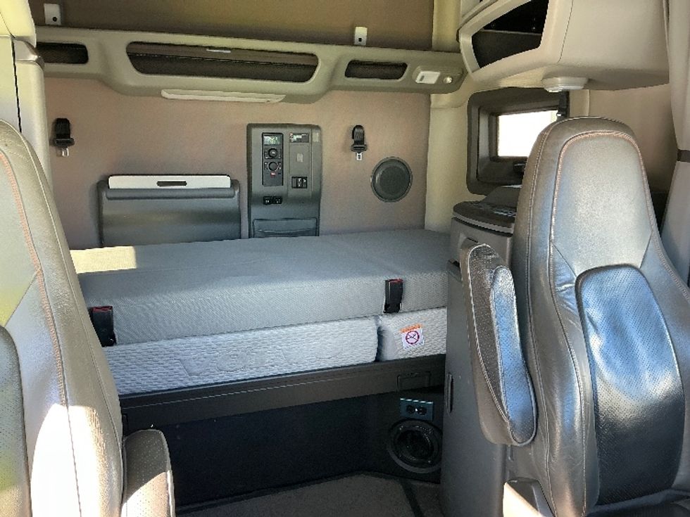 Sleeper Tractor-Heavy Duty Tractors-Volvo-2019-VNL64760-Atlanta (Forest Park)-GA-187,727\n\t\tmiles-$ 78,750 - Image 16