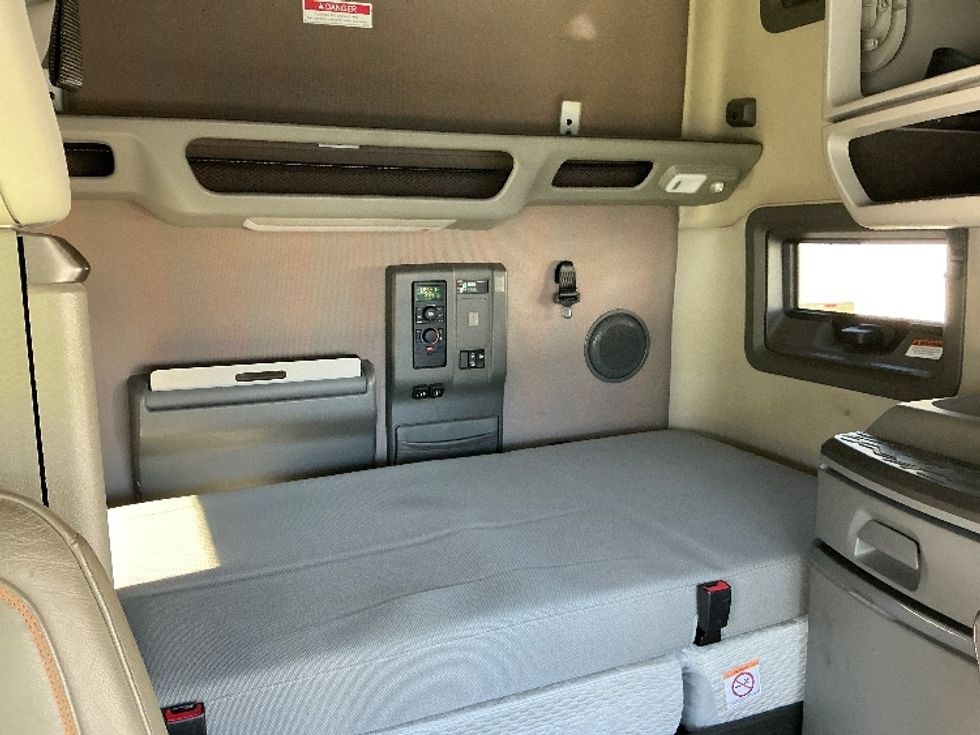 Sleeper Tractor-Heavy Duty Tractors-Volvo-2019-VNL64760-Atlanta (Forest Park)-GA-187,727\n\t\tmiles-$ 78,750 - Image 17