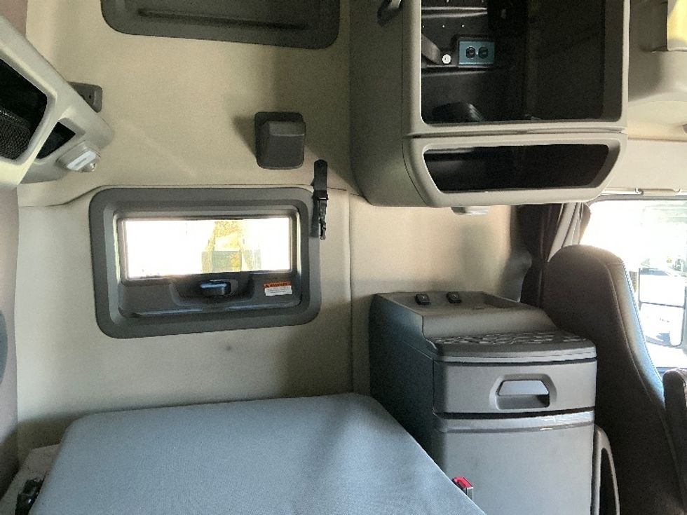 Sleeper Tractor-Heavy Duty Tractors-Volvo-2019-VNL64760-Atlanta (Forest Park)-GA-187,727\n\t\tmiles-$ 78,750 - Image 18