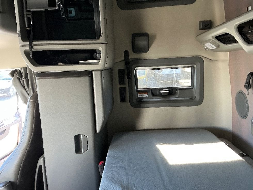 Sleeper Tractor-Heavy Duty Tractors-Volvo-2019-VNL64760-Atlanta (Forest Park)-GA-187,727\n\t\tmiles-$ 78,750 - Image 19