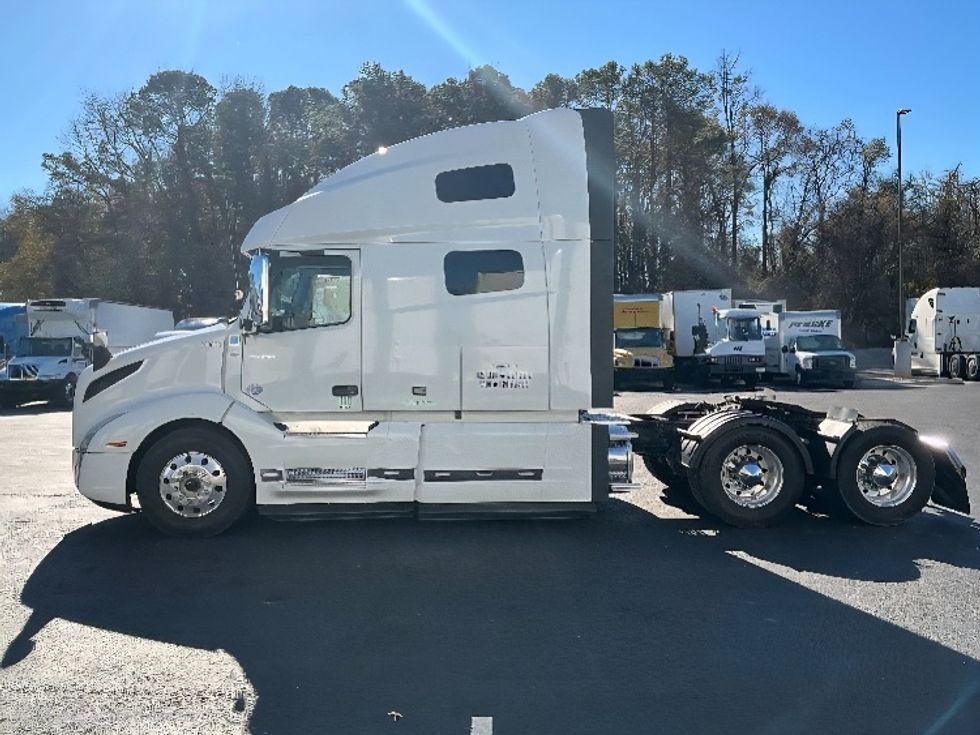 Sleeper Tractor-Heavy Duty Tractors-Volvo-2019-VNL64760-Atlanta (Forest Park)-GA-187,727\n\t\tmiles-$ 78,750 - Image 4